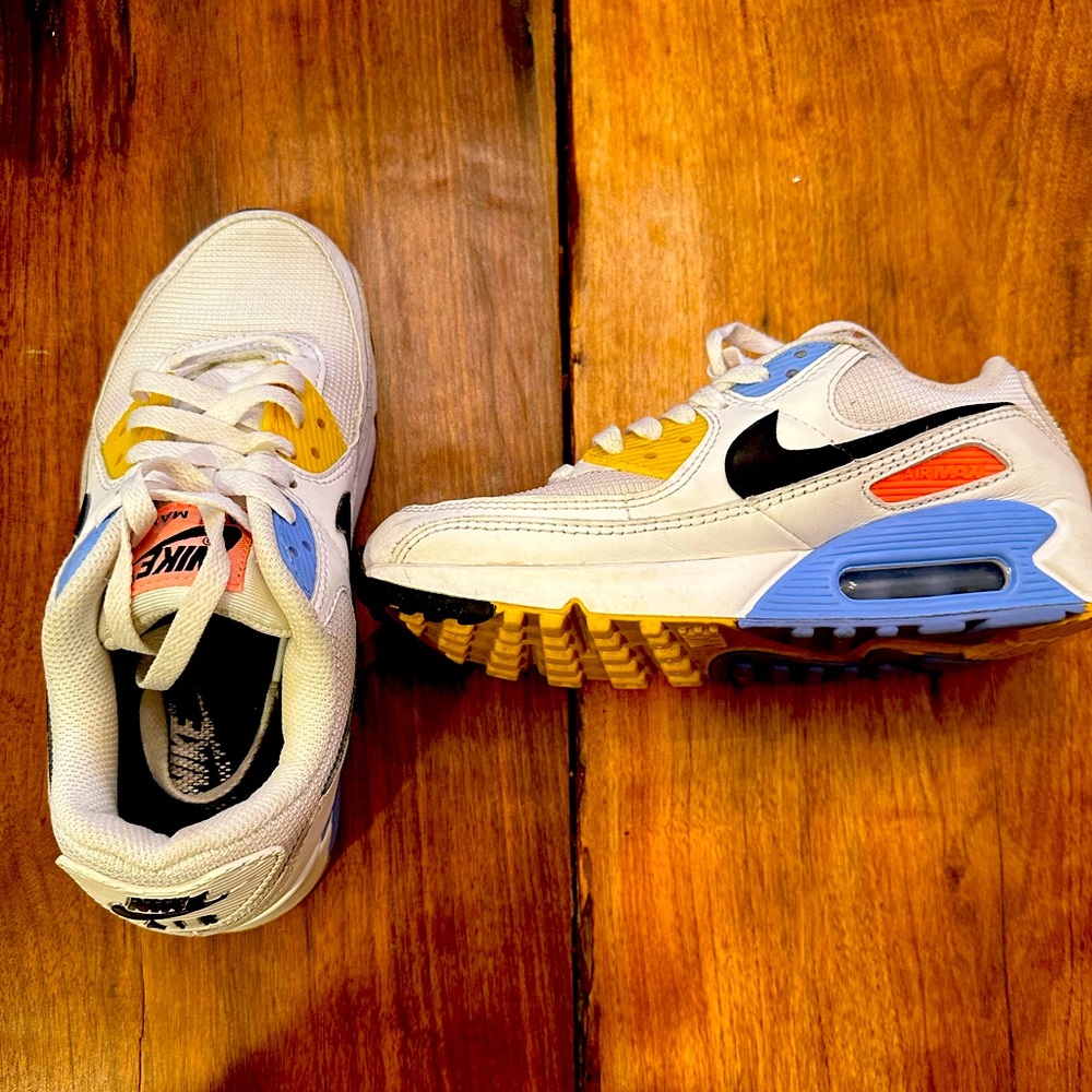 Girls nike air size 6 - gently worn